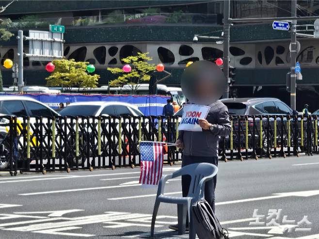 26일 오후 사랑제일교회 전광훈 씨가 이끄는 자유통일당이 서울 광화문 인근에서 집회를 열었다. 백담 기자