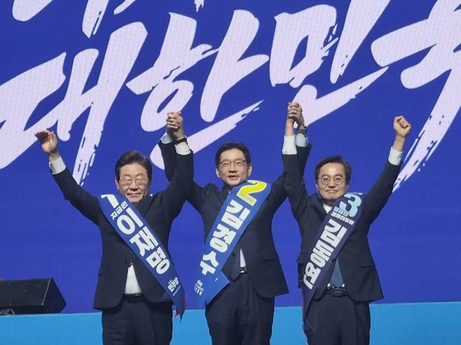 26일 김대중컨벤션센터에서 열린 더불어민주당 호남 경선에서도 압승한 이재명·김경수·김동연 경선 후보가 손을 들어 인사하고 있다. 김형로 기자