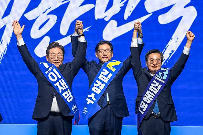 이재명(왼쪽부터), 김경수, 김동연 더불어민주당 대선 경선 후보가 26일 광주 서구 김대중컨벤션센터에서 열린 '제21대 대통령선거 후보자 선출을 위한 호남권 합동연설회'에서 함께 손을 들어 인사하고 있다. 연합뉴스