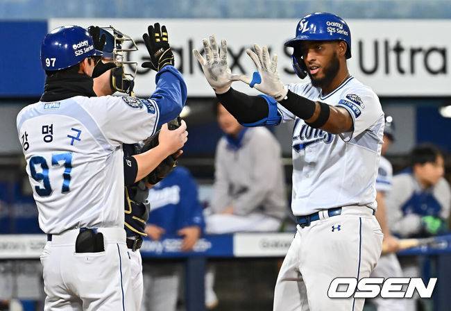 [OSEN=대구, 이석우 기자] 25일 대구삼성라이온즈파크에서 2025 신한 SOL 뱅크 KBO 리그 삼성 라이온즈와 NC 다이노스의 경기가 열렸다. 홈팀 삼성은 김대호가, 방문팀 NC는 목지훈이 선발 출전했다. 삼성 라이온즈 디아즈가 4회말 2사 2루 좌중월 2점 홈런을 치고 하이파이브를 하고 있다. 2025.04.25 / foto0307@osen.co.kr