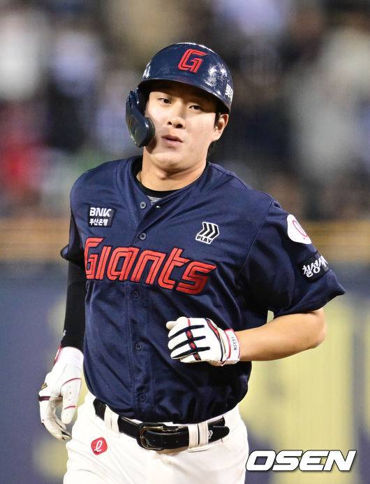 [OSEN=잠실, 김성락 기자] 25일 오후 서울 잠실야구장에서 ‘2025 신한 SOL Bank KBO리그’ 두산 베어스와 롯데 자이언츠의 경기가 열렸다.홈팀 두산은 최원준, 원정팀 롯데는 데이비슨을 선발로 내세웠다. 7회초 무사 3루 롯데 나승엽이 2점 홈런을 날린 뒤 그라운드를 돌고 있다. 2025.04.25/ ksl0919@osen.co.kr