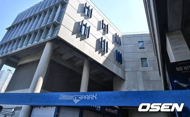 [OSEN=창원, 이석우 기자] 지난달 29일 LG 트윈스와 NC 다이노스와의 경기 중 3루 내야석 매점 부근 약 4층 높이에 있던 알루미늄 '루버'가 떨어져 관중이 사망하는 사고가 발생했다. 해당 사고의 여파로 지난 30일 LG와 NC의 경기는 즉각 취소됐고, 1일부터 3일까지 열리는 SSG 랜더스와의 경기는 3연전을 모두 취소했다. 또한 피해자 애도를 위해 1일 모든 경기는 전면 취소됐다. 창원NC파크 사고 현장에 안전 펜스가 쳐져 출입을 통제하고 있다. 2025.04.01 / foto0307@osen.co.kr