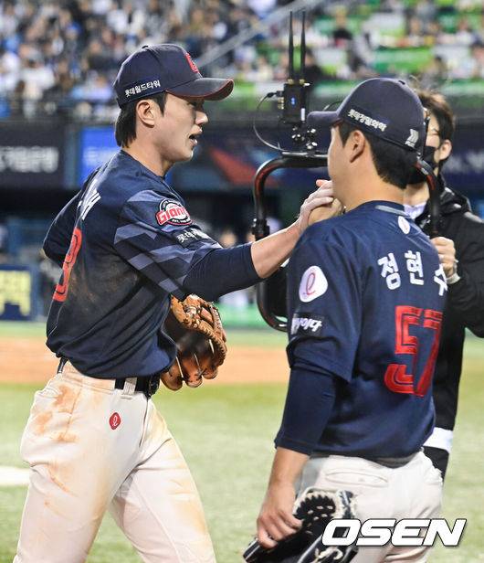 [OSEN=잠실, 김성락 기자] 25일 오후 서울 잠실야구장에서 ‘2025 신한 SOL Bank KBO리그’ 두산 베어스와 롯데 자이언츠의 경기가 열렸다.홈팀 두산은 최원준, 원정팀 롯데는 데이비슨을 선발로 내세웠다. 7회말 종료 후 롯데 전민재, 정현수가 하이파이브를 하고 있다. 2025.04.25/ ksl0919@osen.co.kr