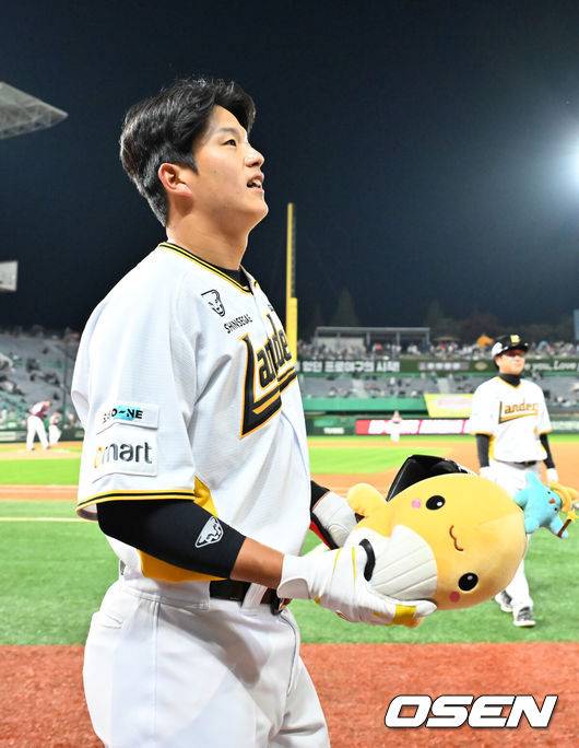 [OSEN=인천, 민경훈 기자] 25일 오후 인천 SSG랜더스필드에서 ‘2025 신한 SOL Bank KBO리그’ SSG 랜더스와 키움 히어로즈의 경기가 열렸다.이날 홈팀 SSG는 박종훈, 원정팀 키움은 김선기를 선발로 내세웠다.8회말 2사 SSG 조형우가 좌월 역전 솔로 홈런을 때린 후 덕아웃 옆에서 홈런 인형을 야구팬들에게 던져주고 있다. 2025.04.25 / rumi@osen.co.kr