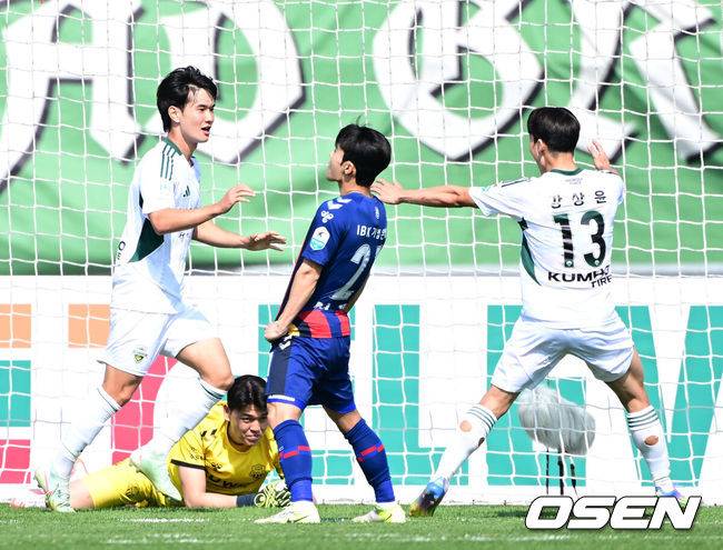 [OSEN=수원, 최규한 기자] 26일 오후 경기도 수원종합운동장에서 ‘하나은행 K리그1 2025’ 수원FC와 전북 현대의 경기가 열렸다.홈팀 수원FC는 1승 4무 4패 승점 7점으로 12위, 방문팀 전북은 4승 3무 2패 승점 15점으로 4위에 자리하고 있다.후반 전북 김진규가 선제골을 작렬시킨 뒤 강상윤과 기뻐하고 있다. 2025.04.26 / dreamer@osen.co.kr