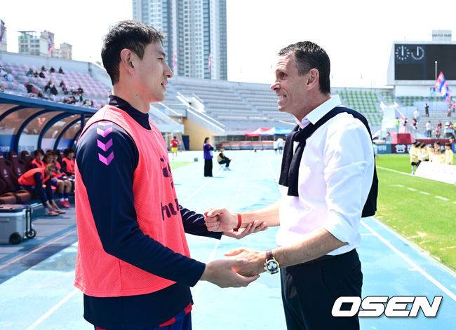 [OSEN=수원, 최규한 기자] 26일 오후 경기도 수원종합운동장에서 ‘하나은행 K리그1 2025’ 수원FC와 전북 현대의 경기가 열렸다.홈팀 수원FC는 1승 4무 4패 승점 7점으로 12위, 방문팀 전북은 4승 3무 2패 승점 15점으로 4위에 자리하고 있다.경기를 앞두고 전북 거스 포옛 감독과 수원FC 지동원이 인사를 나누고 있다. 2025.04.26 / dreamer@osen.co.kr