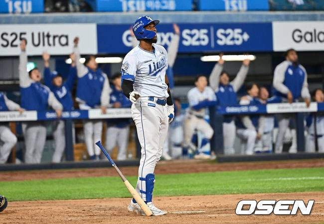 [OSEN=대구, 이석우 기자] 25일 대구삼성라이온즈파크에서 2025 신한 SOL 뱅크 KBO 리그 삼성 라이온즈와 NC 다이노스의 경기가 열렸다. 홈팀 삼성은 김대호가, 방문팀 NC는 목지훈이 선발 출전했다. 삼성 라이온즈 디아즈가 8회말 1사 1,2루 우월 3점 홈런을 치고 있다. 2025.04.25 / foto0307@osen.co.kr