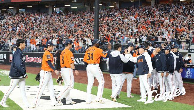 한화 김경문 감독이 26일 대전 KT전 승리 후 선수들과 하이파이브를 하고 있다. /한화 이글스 제공