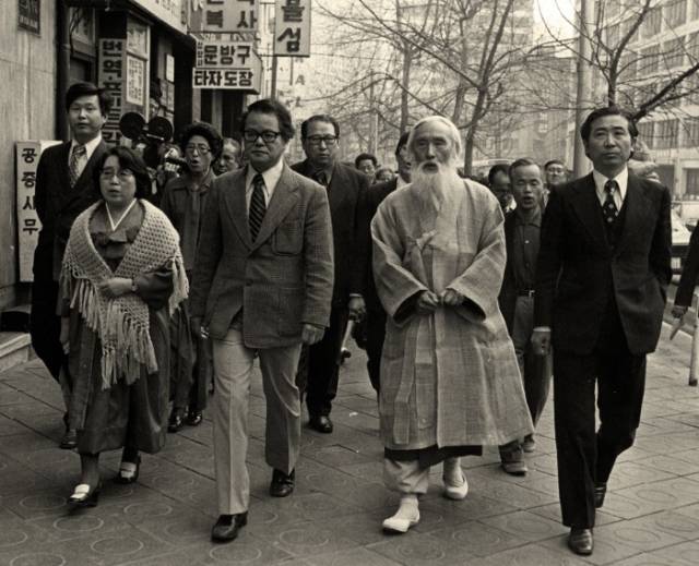 ▲1976년 3월1일 서울 명동에서 열린 민주구국선언에 참여한 안병무(왼쪽 2번째)와 함석헌 (왼 쪽 3번째)ⓒ함석헌 기념사업회