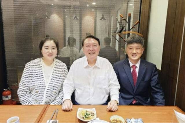 윤석열 전 대통령이 지난 19일 김계리(오른쪽), 배의철 변호사와 함께 식사 자리를 가진 모습.&nbsp;김계리 변호사 SNS 캡처