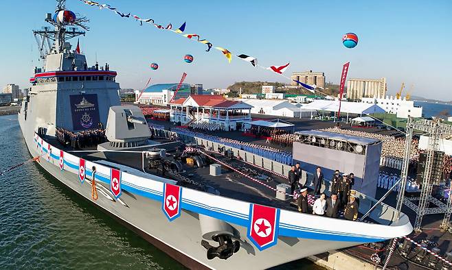 북한 노동당 기관지 노동신문은 26일 "김정은 동지를 모시고 새로 건조한 구축함 진수 기념식이 조선혁명의 첫무장력의 창건일인 뜻깊은 지난 25일 남포조선소에서 성대히 진행됐다"라고 보도했다. 신형 구축함은 5000톤(t)급으로, 북한은 이를 '최현급'으로 등급 분류했다. 평양 노동신문=뉴스1