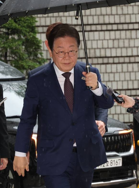 이재명 후보, ‘대장동 배임·성남FC 뇌물’ 공판 출석 - 더불어민주당 이재명 대선 경선 후보가 지난 22일 서울 서초구 서울중앙지법에서 열린 ‘대장동 배임·성남FC 뇌물’ 1심 속행 공판에 출석하고 있는 모습. 연합뉴스