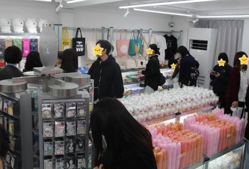 나가노 마켓 한국 공식 팝업샵을 둘러보는 손님들.