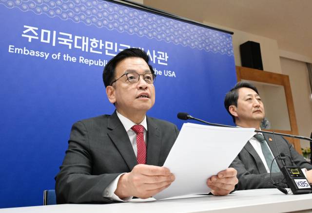 최상목(왼쪽) 부총리 겸 기획재정부 장관이 안덕근 산업통상자원부 장관과 함께 24일(현지 시간) 미국 워싱턴DC 주미대사관에서 한미 2+2 통상 협의 관련 합동 브리핑을 하고 있다. 사진 제공=기획재정부