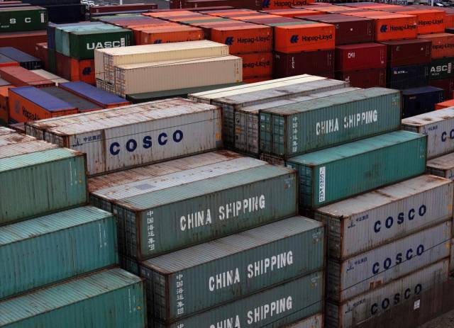 지난 18일(현지 시간) 미국 오클랜드 항구의 부두에 컨테이너들이 쌓여 있다. 도널드 트럼프 미국 행정부가 대중 관세 부과를 발표한 후 미국 수입업체들은 중국에서 출발하는 화물선의 취소가 늘고 있다는 통지를 받고 있다. AFP연합뉴스