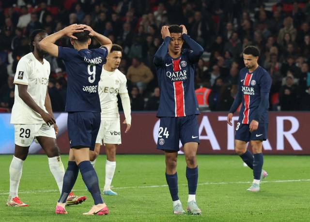 니스와의 리그 경기에서 패한 후 실망스러워 하는 PSG 선수들. 로이터연합뉴스
