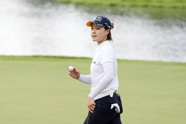 갤러리에게 인사하고 있는 전인지. 사진 제공=AP연합뉴스