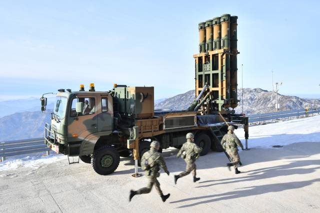 공군미사일방어사령부 2미사일방어여단 8979부대 장병들이 지난 23일 중거리지대공미사일 천궁 전개 훈련을 하고 있다. 사진 제공=공군
