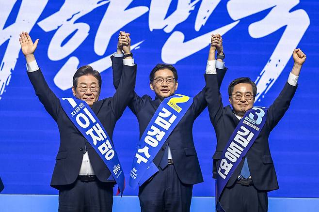 4월26일 더불어민주당 호남권 21대 대선 경선 후보 합동연설회에서 이재명, 김경수, 김동연 경선 후보가 함께 손을 잡고 들어올리고 있다. ⓒ연합뉴스