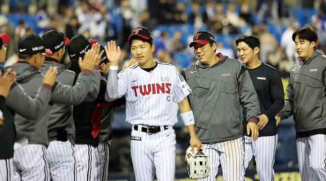 4월16일 서울 송파구 잠실야구장에서 열린 프로야구 삼성 라이온즈와 LG 트윈스의 경기에서 12대2로 승리한 LG 선수들이 기뻐하고 있다. ⓒ뉴스1