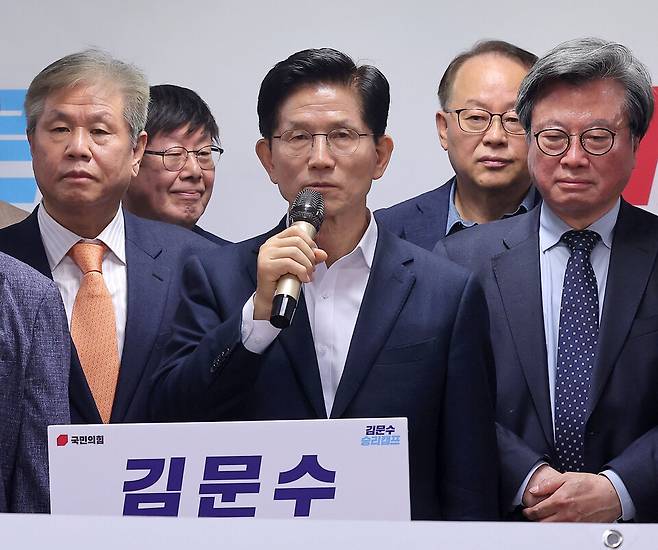 김문수 국민의힘 대선 경선 후보가 지난 24일 서울 여의도 대하빌딩 캠프 사무실에서 열린 국가혁신위원회 출범식에서 발언하고 있다. ⓒ연합뉴스