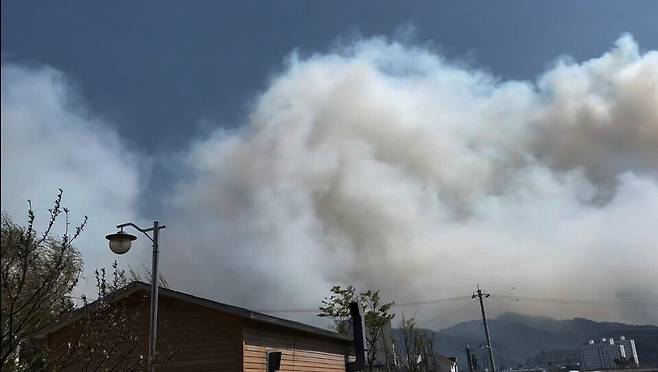 26일 오후 1시18분께 강원 인제군 상남면 하남리 한 야산에서 발생한 산불로 인해 인제시내가 자욱한 연기에 뒤덮여 있다. ⓒ연합뉴스