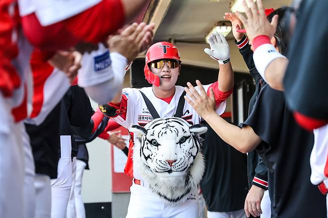KIA 오선우가 26일 광주-기아챔피언스필드에서 열린 LG와 홈경기에서 홈런을 터트린 뒤 더그아웃에서 기뻐하고 있다. KIA 타이거즈 제공
