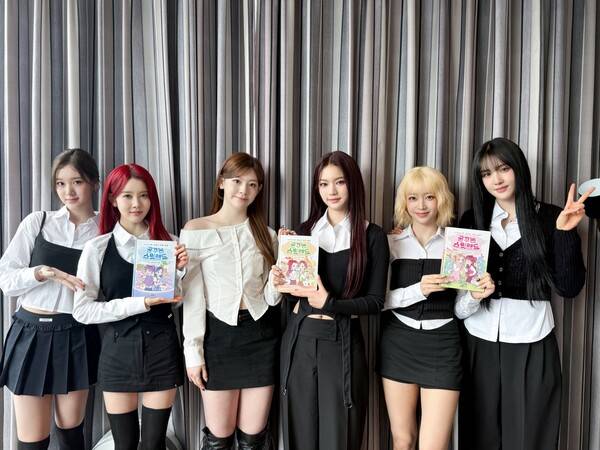 ▲ 스테이씨가 동화책 '꿈꾸는 스윗랜드'를 손에 들고 포즈를 취했다. 제공|하이업엔터테인먼트