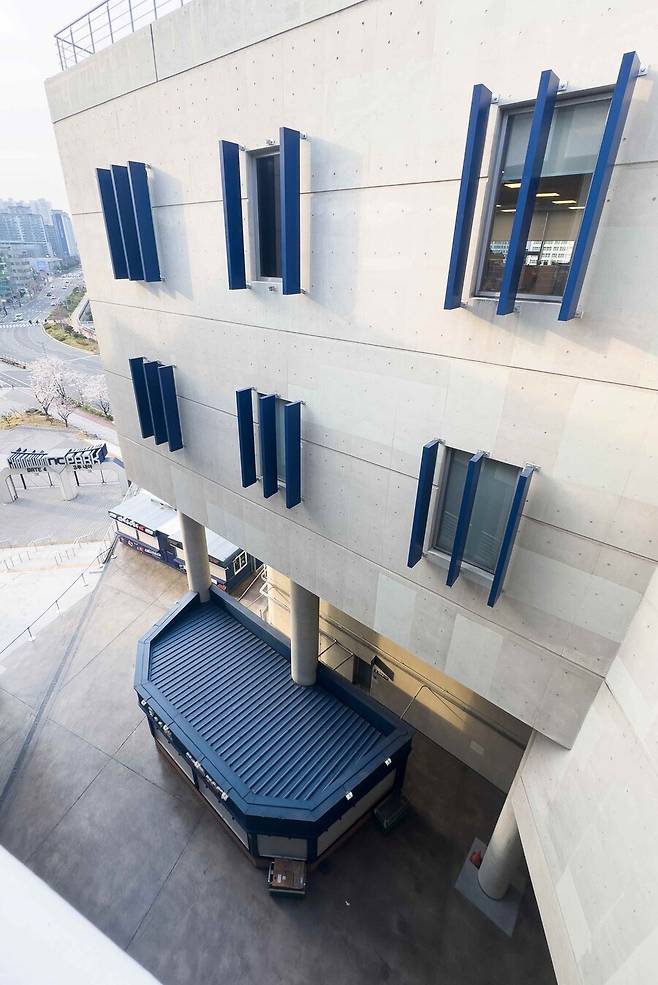 ▲ KBO는 지난 3월 29일 창원NC파크에서 발생한 구조물 낙하 사망 사고에 관련해 4월 1일부터 3일까지를 애도 기간으로 정하고 4월 1일 예정된 KBO리그 1·2군 경기를 모두 취소한다고 31일 공식 발표했다. 사건이 벌어진 창원NC파크 3루 구역. ⓒ연합뉴스