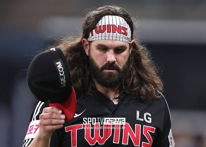 ▲ 전 LG 케이시 켈리가 메이저리그 사무국이 발간한 '위클리 노트'에 등장했다. 야구와 미식축구를 모두 잘했던 선수 리스트에 애런 저지, 애들리 러치맨 등과 함께 이름을 올렸다. ⓒ곽혜미 기자