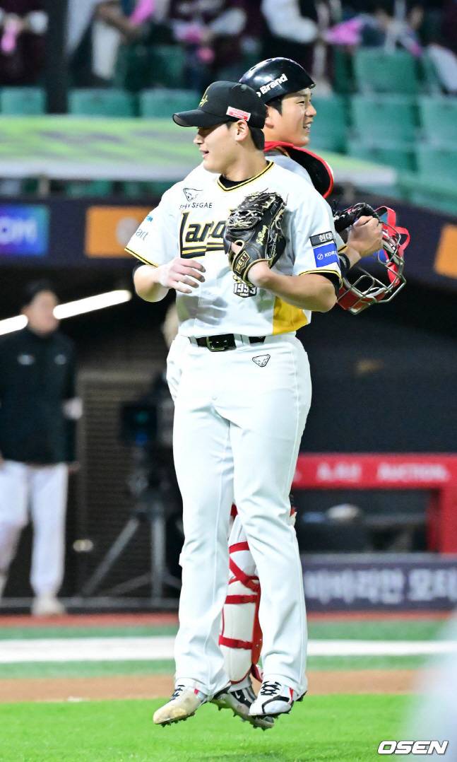 조형우(오른쪽)가 마무리 투수 조병현과 승리를 지켜낸 뒤 세리머니를 하고 있다.