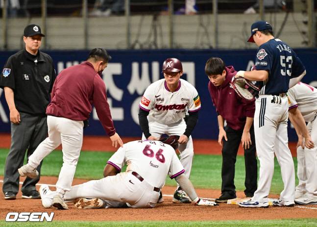 푸이그(가운데)가 지난 23일 두산전 귀루 도중 부상을 입고 고통스러워 하고 있다.