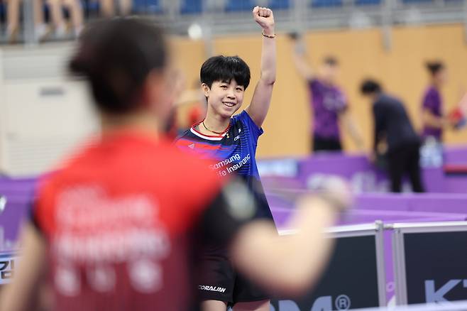 삼성생명 주천희가 26일 오전 강릉아레나에서 치러진 제71회 전국남녀종별탁구선수권대회 여자 일반부 개인단식 결승전에서 김나영을 상대로 미소짓고 있다. /사진=대한탁구협회 제공