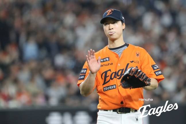 한화 엄상백이 25일 대전 KT전에서 역투하고 아리송한 표정을 짓고 있다. /사진=한화 이글스 제공