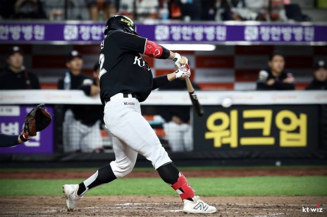 KT 권동진이 26일 대전 한화전에서 안타를 치고 있다. /사진=KT 위즈 제공
