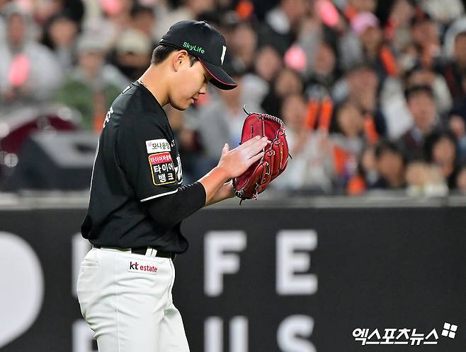 25일 오후 대전 한화생명 볼파크에서 열린 '2025 신한 SOL Bank KBO리그' KT 위즈와 한화 이글스의 경기, 6회말 수비를 마친 KT 선발투수 소형준이 박수를 치고 있다. 대전, 김한준 기자