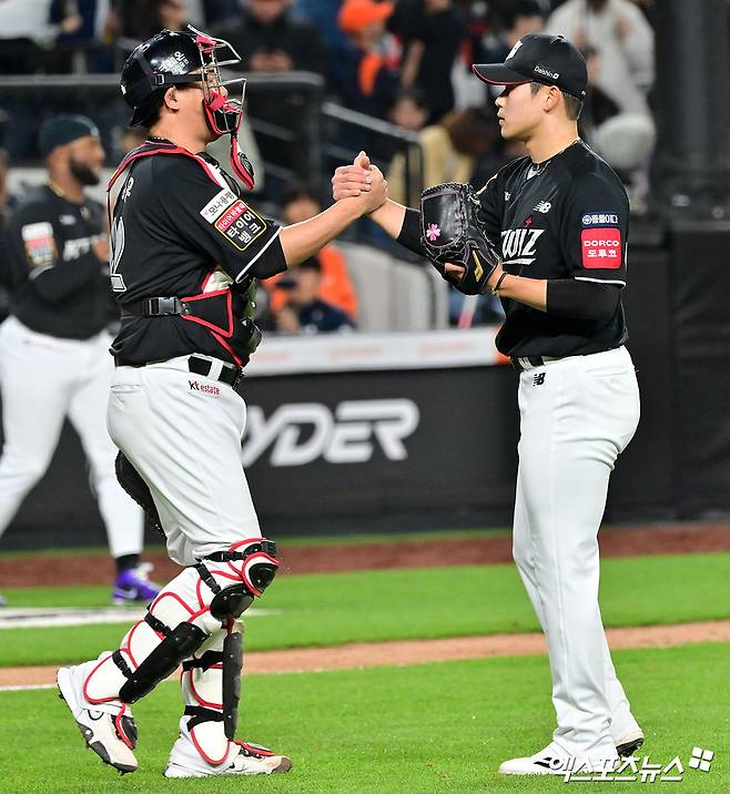 25일 오후 대전 한화생명 볼파크에서 열린 '2025 신한 SOL Bank KBO리그' KT 위즈와 한화 이글스의 경기, KT가 한화에 2:1로 승리하며 2연패에서 탈출했다. 이날 경기에서 승리한 KT 선수들이 기뻐하고 있다. 대전, 김한준 기자