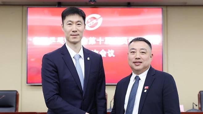 중국탁구협회에 오른 왕리친(왼쪽)과 전임 회장 류궈량 [ITTF 홈피 제공. 재판매 및 DB 금지]