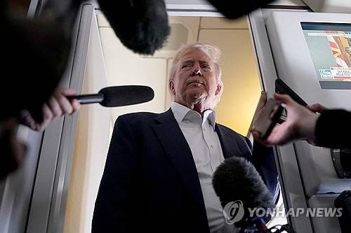 로마행 전용기 기내에서 취재진과 문답 중인 트럼프 [에어포스원 로이터=연합뉴스. 재판매 및 DB 금지]