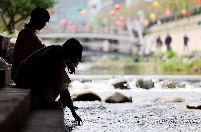 초여름 날씨의 서울 청계천 [연합뉴스 자료사진]