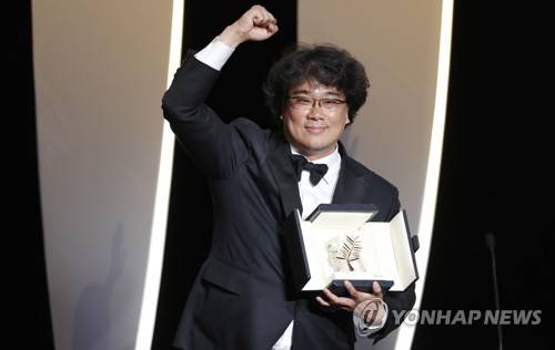 영화 '기생충'으로 제72회 칸국제영화제에서 황금종려상 받은 봉준호 감독 [EPA=연합뉴스]