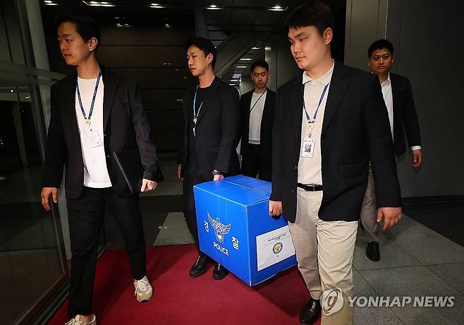 경찰·노동부 '신안산선 붕괴 사고' 포스코이앤씨 압수수색 (인천=연합뉴스) 임순석 기자 = 경기남부경찰청 신안산선 공사장 붕괴 사고 수사전담팀 수사관들과 고용노동부 근로감독관들이 25일 경기도 광명시 신안산선 지하터널 공사장 붕괴 사고와 관련 시공사인 포스코이앤씨 인천 본사(인천 연수구)에서 압수수색을 마친 뒤 압수품을 옮기고 있다. 2025.4.25 soonseok02@yna.co.kr