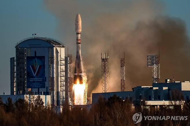 인공위성을 싣고 발사되는 러시아 소유즈-2.1b 로켓 [타스 연합뉴스 자료사진. 재판매 및 DB 금지]