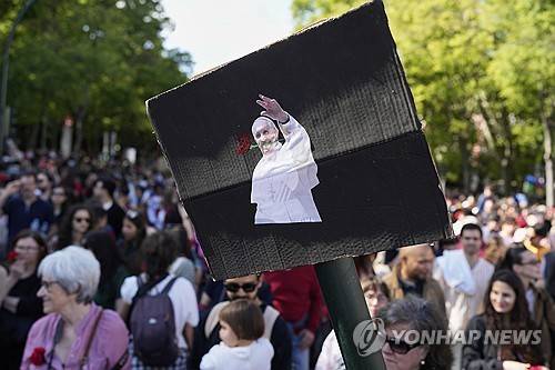교황 사진 들고 행진하는 포르투갈 시민들 [AP=연합뉴스]