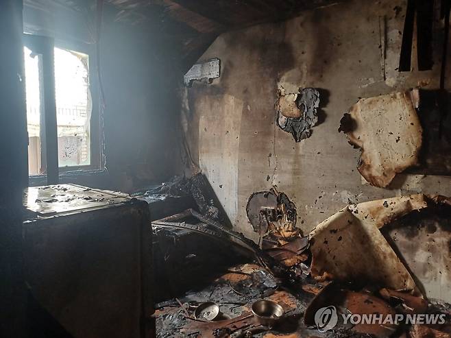 논산 화지동 여관서 화재 [충남 논산소방서 제공. 재판매 및 DB 금지]