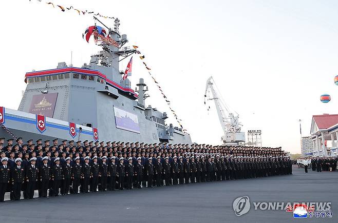 북한, 5천t급 신형구축함 '최현호' 진수식 (평양 조선중앙통신=연합뉴스) 북한 김정은 국무위원장이 참석한 가운데 5,000t급 신형다목적구축함 '최현호' 진수식이 지난 25일 남포조선소에서 진행됐다고 조선중앙통신이 26일 보도했다. 2025.4.26 
    [국내에서만 사용가능. 재배포 금지. For Use Only in the Republic of Korea. No Redistribution] nkphoto@yna.co.kr