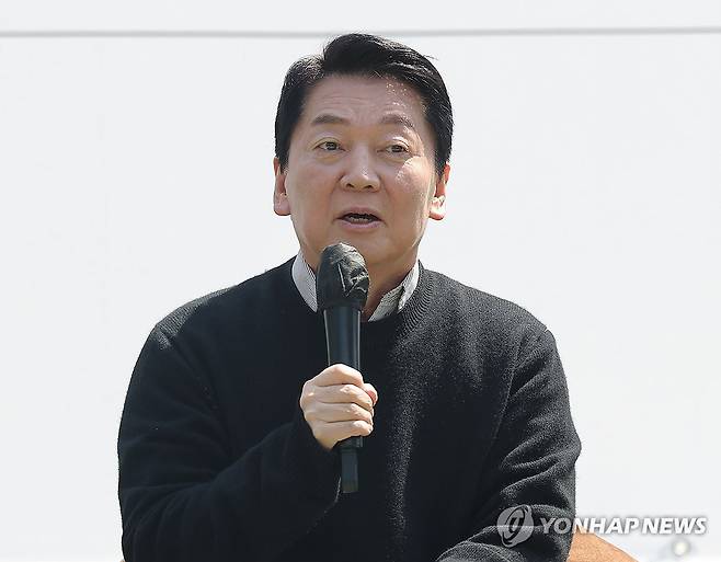 판교 찾은 국민의힘 안철수 경선 후보 (성남=연합뉴스) 류영석 기자 = 국민의힘 안철수 대선 경선 후보가 25일 경기도 성남시 판교역 앞 광장에서 개혁신당 이준석 대선 후보와 함께 주최한 인공지능(AI) 관련 '미래를 여는 단비토크'에서 발언하고 있다. 2025.4.25 ondol@yna.co.kr