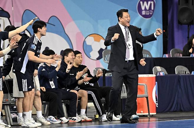 승리가 굳어지자 기뻐하는 두산 윤경신 감독(오른쪽) [한국핸드볼연맹 제공. 재판매 및 DB 금지]