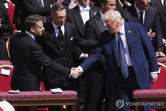 교황 장례미사서 악수하는 트럼프 미국 대통령과 마크롱 프랑스 대통령. 가운데는 알렉산데르 스투프 핀란드 대통령 [AP 연합뉴스. 재판매 및 DB 금지]