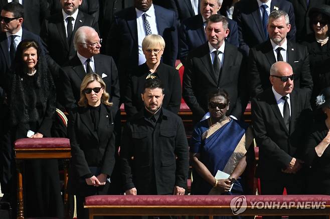 장례미사 맨앞줄 자리한 젤렌스키 대통령 내외 [AFP 연합뉴스. 재판매 및 DB 금지]